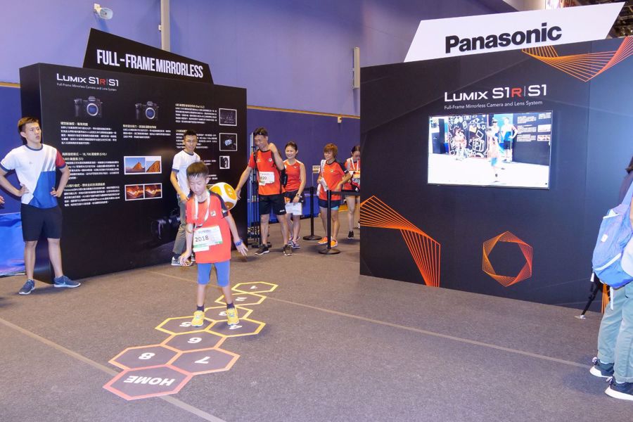 集團以遊戲方式展示Panasonic最新LUMIX S 全片幅無反相機的「4K相片功能」。